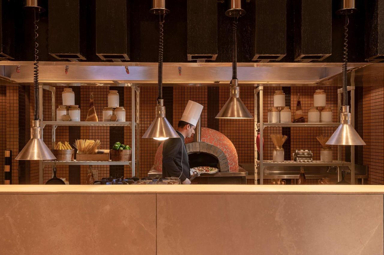 Radisson Blu Hotel Amritsar Exterior foto A chef working in a restaurant kitchen