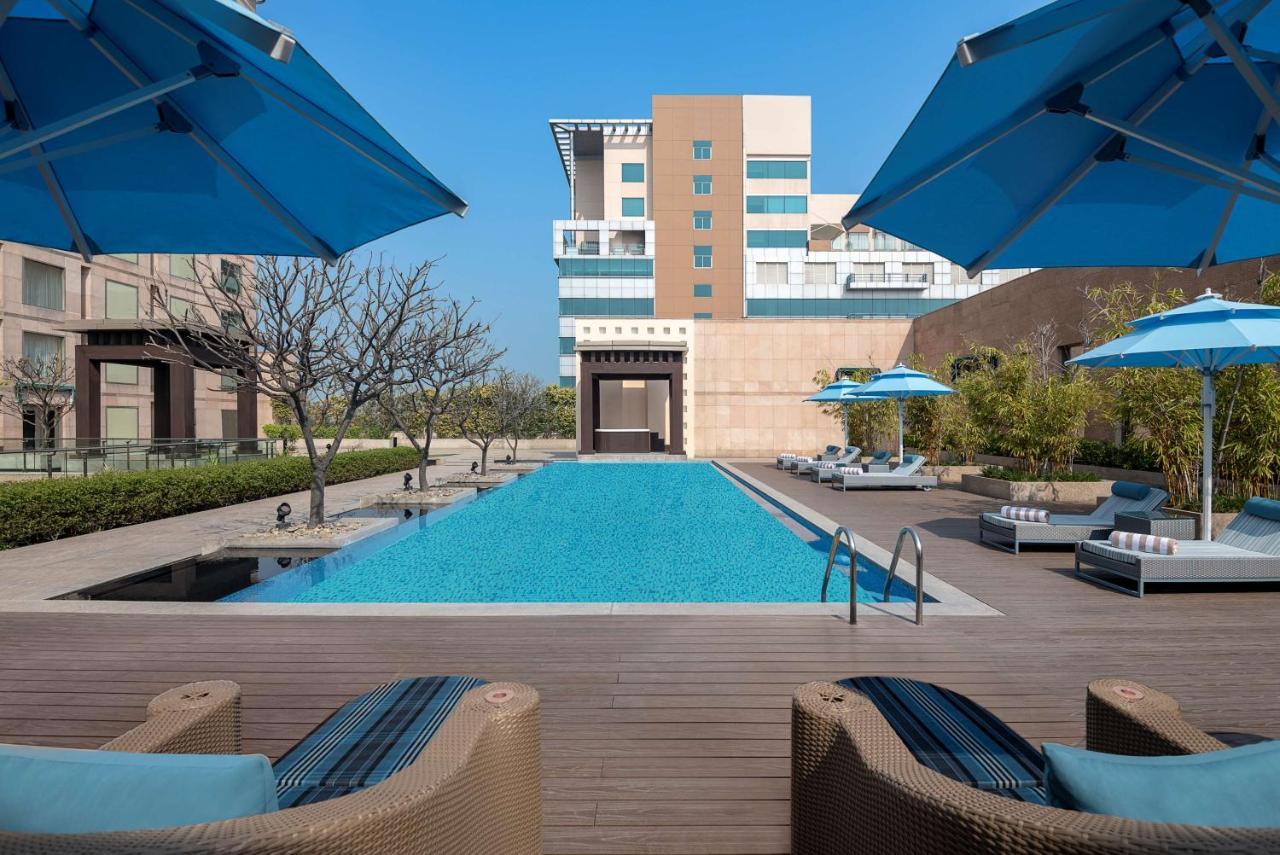 Radisson Blu Hotel Amritsar Exterior foto The pool at the hotel