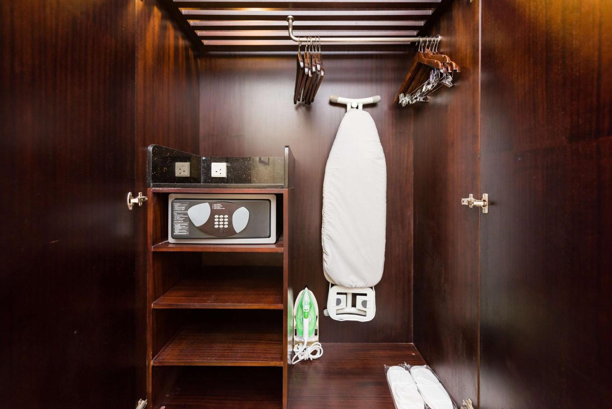 Radisson Blu Hotel Amritsar Exterior foto A hotel room wardrobe with a safe