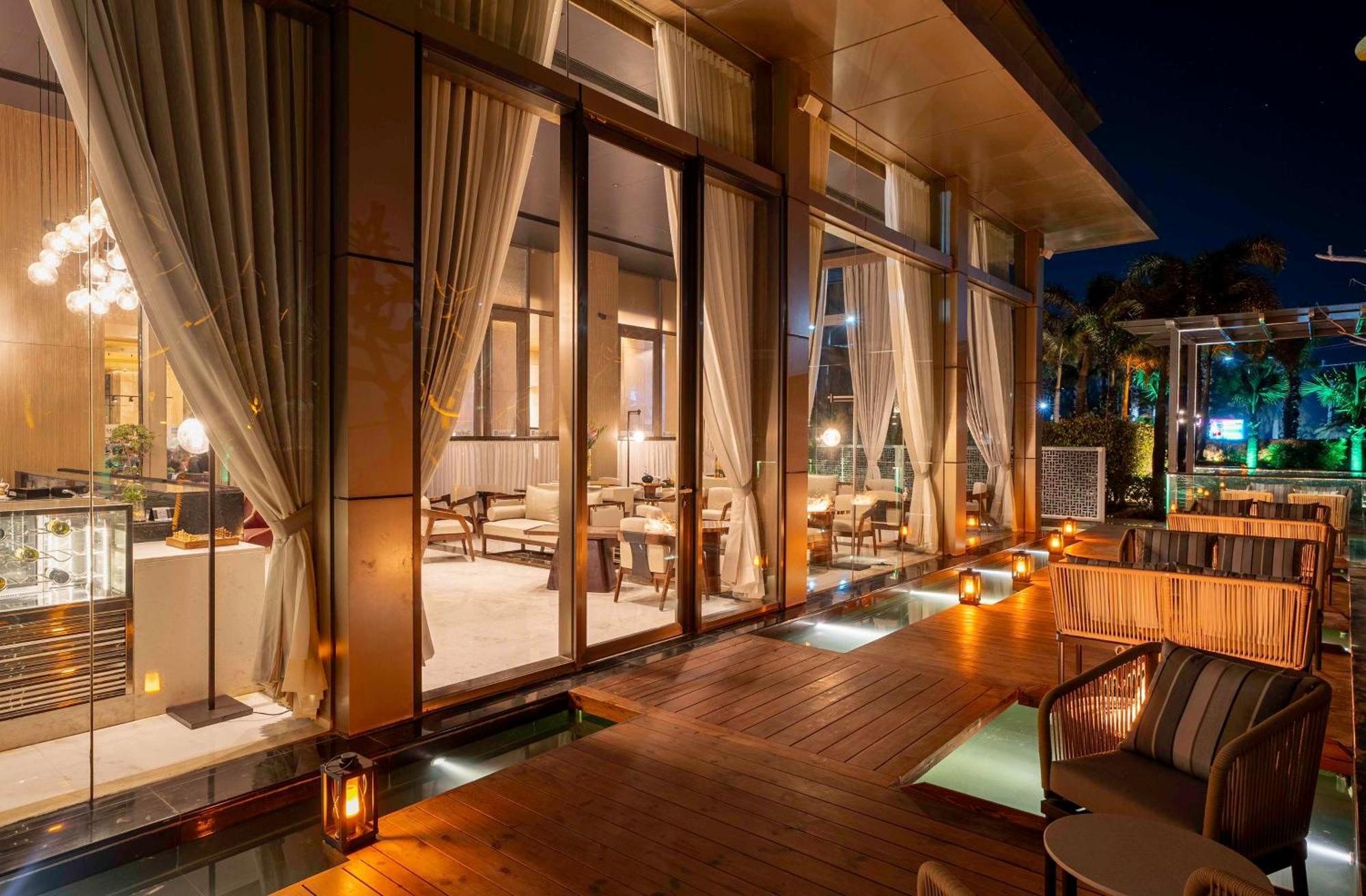 Radisson Blu Hotel Amritsar Exterior foto The Deck