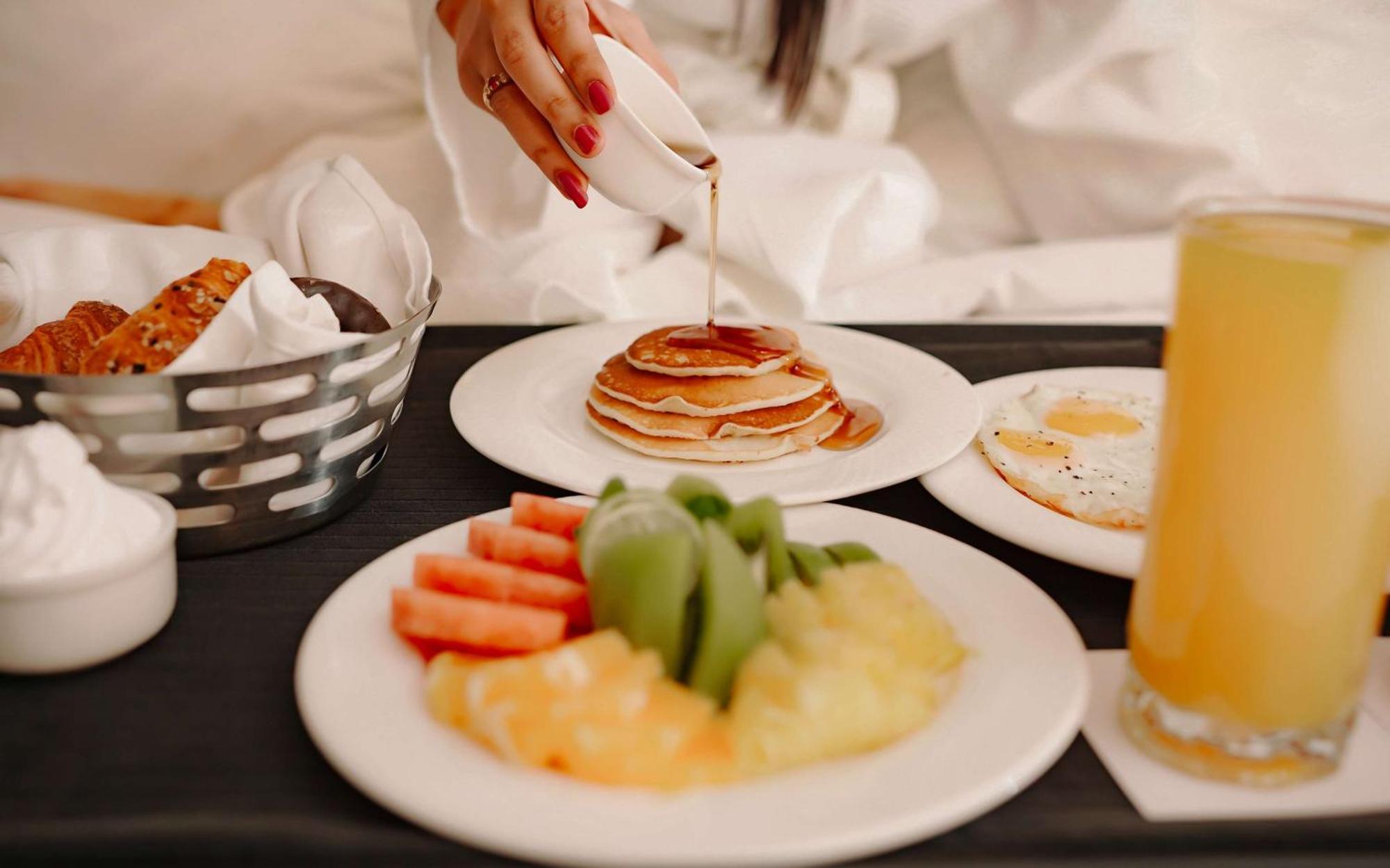 Radisson Blu Hotel Amritsar Exterior foto A woman pouring maple syrup on a stack of pancakes