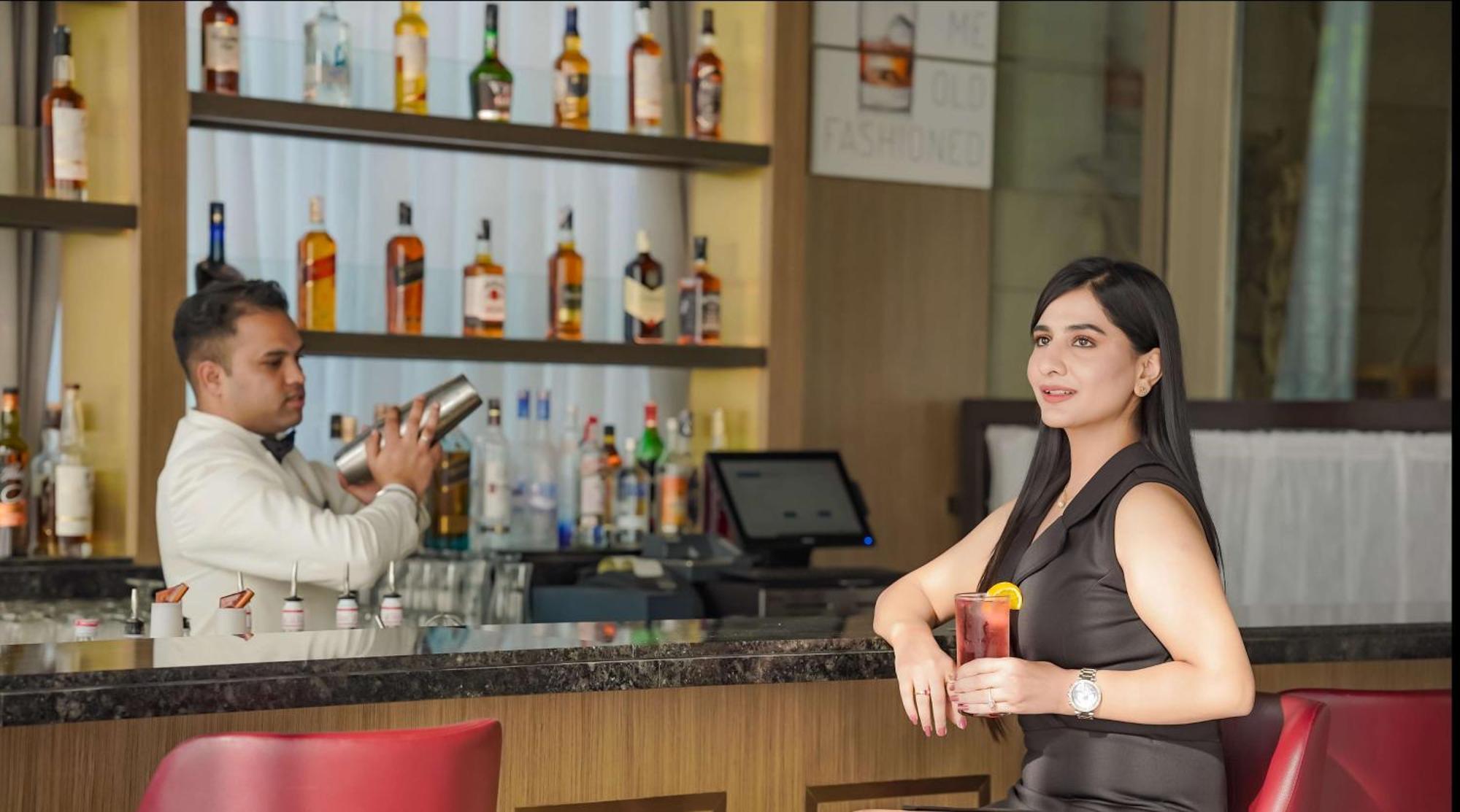 Radisson Blu Hotel Amritsar Exterior foto A woman at a bar